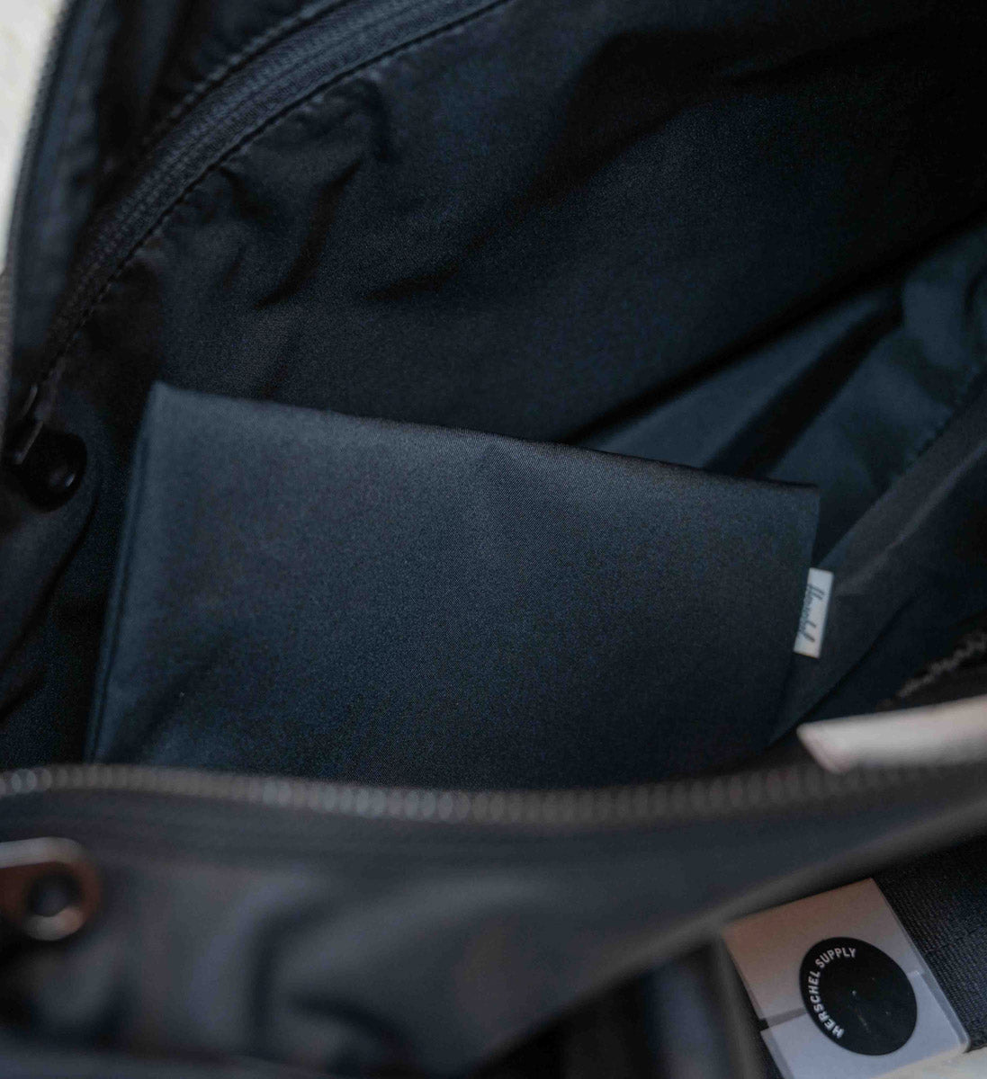 Herschel Yara Large Shoulder Bag 26L 大容量隨身單肩斜孭包 | 附可拆式內袋 | 450g輕量大容量 - Life Sports
