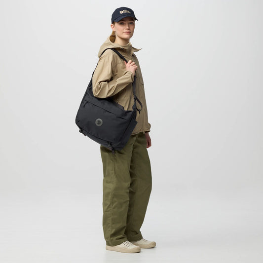 Fjallraven Färden Crossbody 18升 專利防刮防水機能單肩包【香港行貨】| 刷毛防震筆電倉 | 行李箱拉桿套帶商務差旅側孭包 - Life Sports