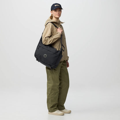 Fjallraven Färden Crossbody 18升 專利防刮防水機能單肩包【香港行貨】| 刷毛防震筆電倉 | 行李箱拉桿套帶商務差旅側孭包 - Life Sports
