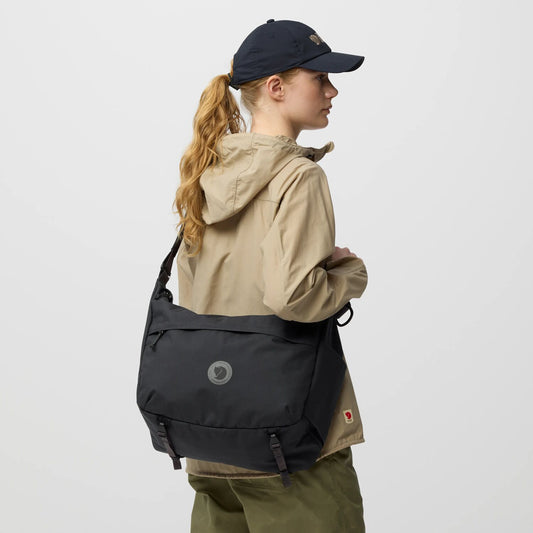 Fjallraven Färden Crossbody 18升 專利防刮防水機能單肩包【香港行貨】| 刷毛防震筆電倉 | 行李箱拉桿套帶商務差旅側孭包 - Life Sports