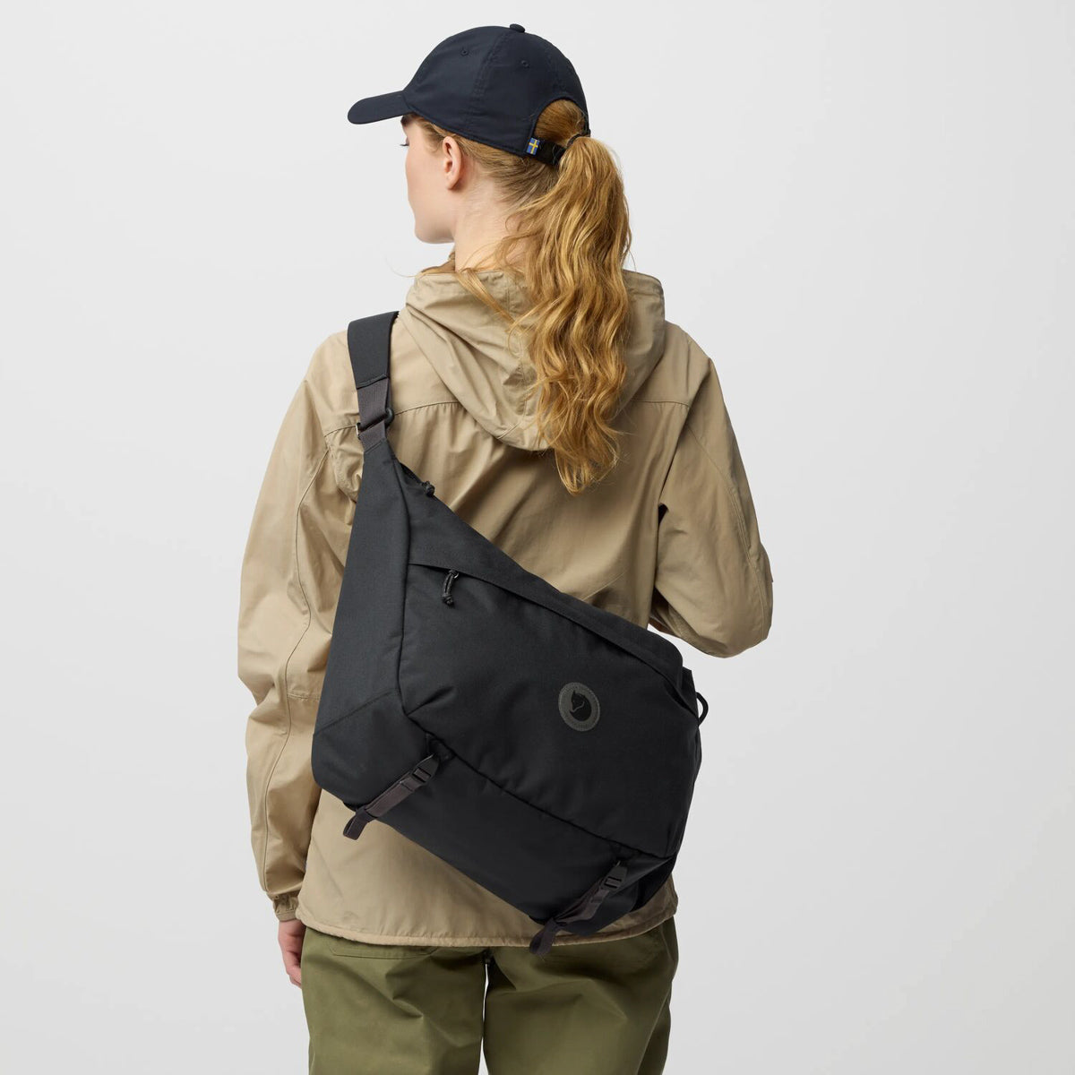 Fjallraven Färden Crossbody 18升 專利防刮防水機能單肩包【香港行貨】| 刷毛防震筆電倉 | 行李箱拉桿套帶商務差旅側孭包 - Life Sports