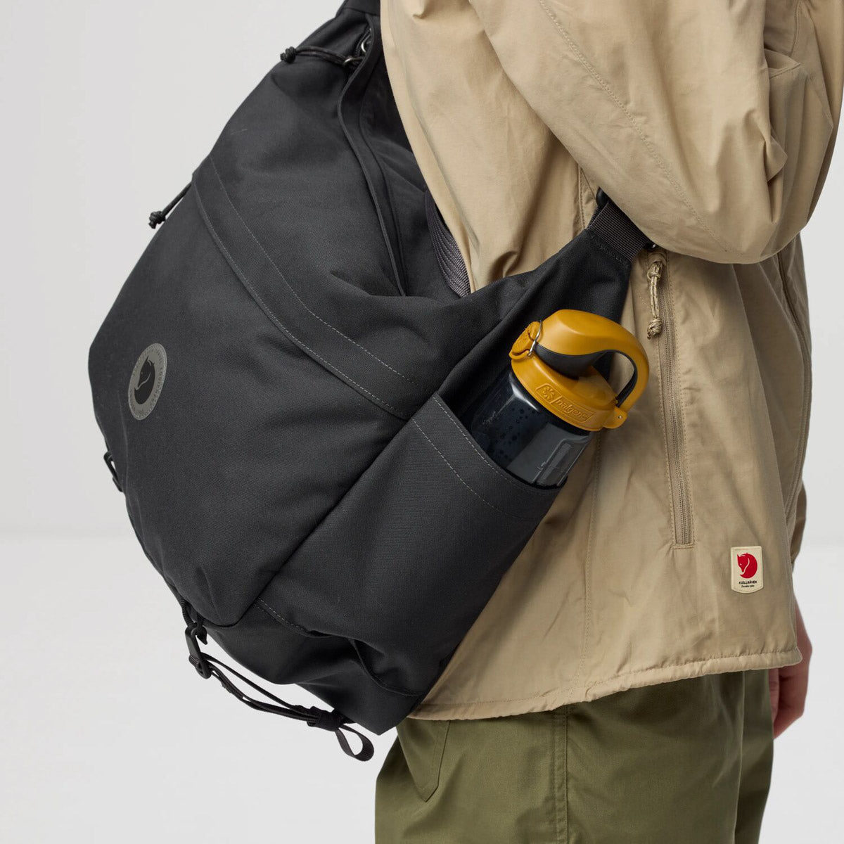 Fjallraven Färden Crossbody 18升 專利防刮防水機能單肩包【香港行貨】| 刷毛防震筆電倉 | 行李箱拉桿套帶商務差旅側孭包 - Life Sports