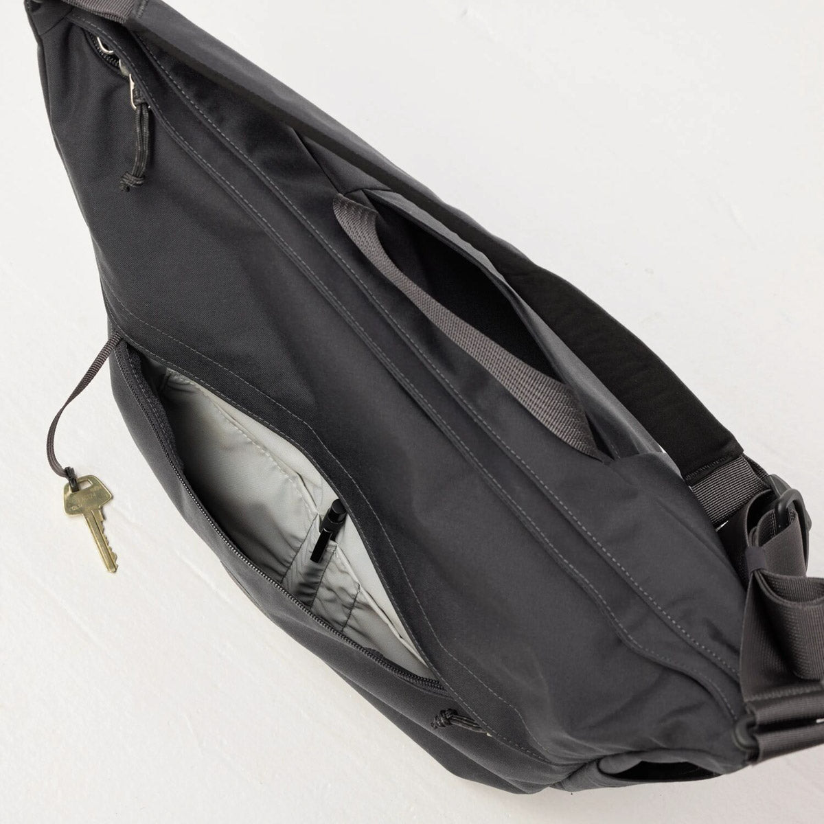 Fjallraven Färden Crossbody 18升 專利防刮防水機能單肩包【香港行貨】| 刷毛防震筆電倉 | 行李箱拉桿套帶商務差旅側孭包 - Life Sports