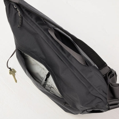 Fjallraven Färden Crossbody 18升 專利防刮防水機能單肩包【香港行貨】| 刷毛防震筆電倉 | 行李箱拉桿套帶商務差旅側孭包 - Life Sports