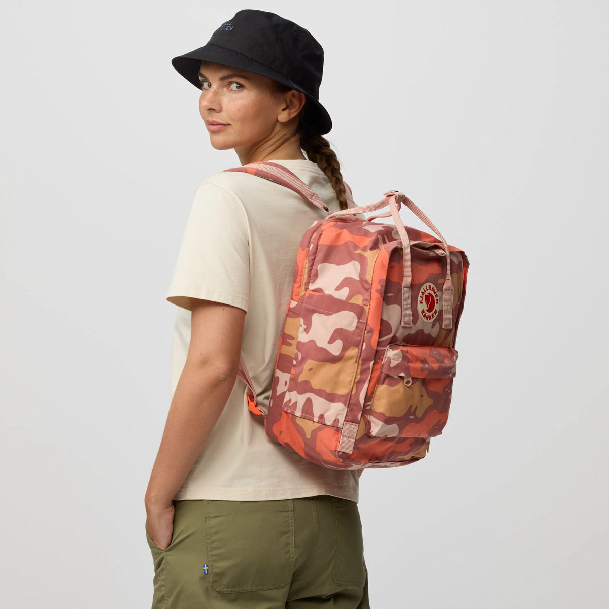 Fjallraven Kanken Graphics Laptop 限量插畫版防震15"電腦背包【香港行貨】加粗肩帶| G-1000 HeavyDuty S 耐磨布料 | 北極狐保育計劃18升通勤書包