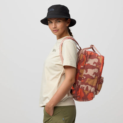 Fjallraven Kanken Graphics Laptop 限量插畫版防震15"電腦背包【香港行貨】加粗肩帶| G-1000 HeavyDuty S 耐磨布料 | 北極狐保育計劃18升通勤書包