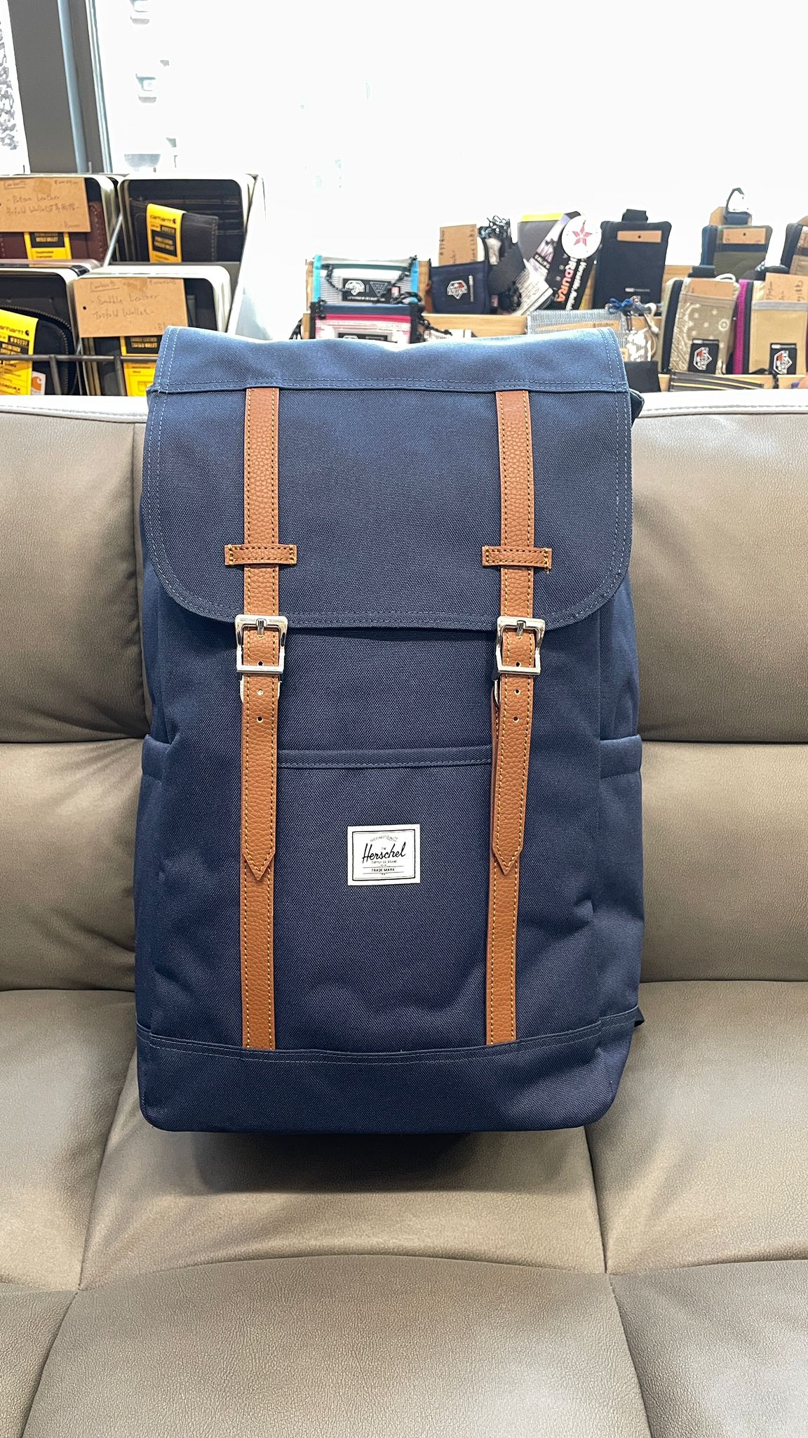 The new version of Herschel Retreat Backpack adds left and right side bags and back cache computer design 20 liters