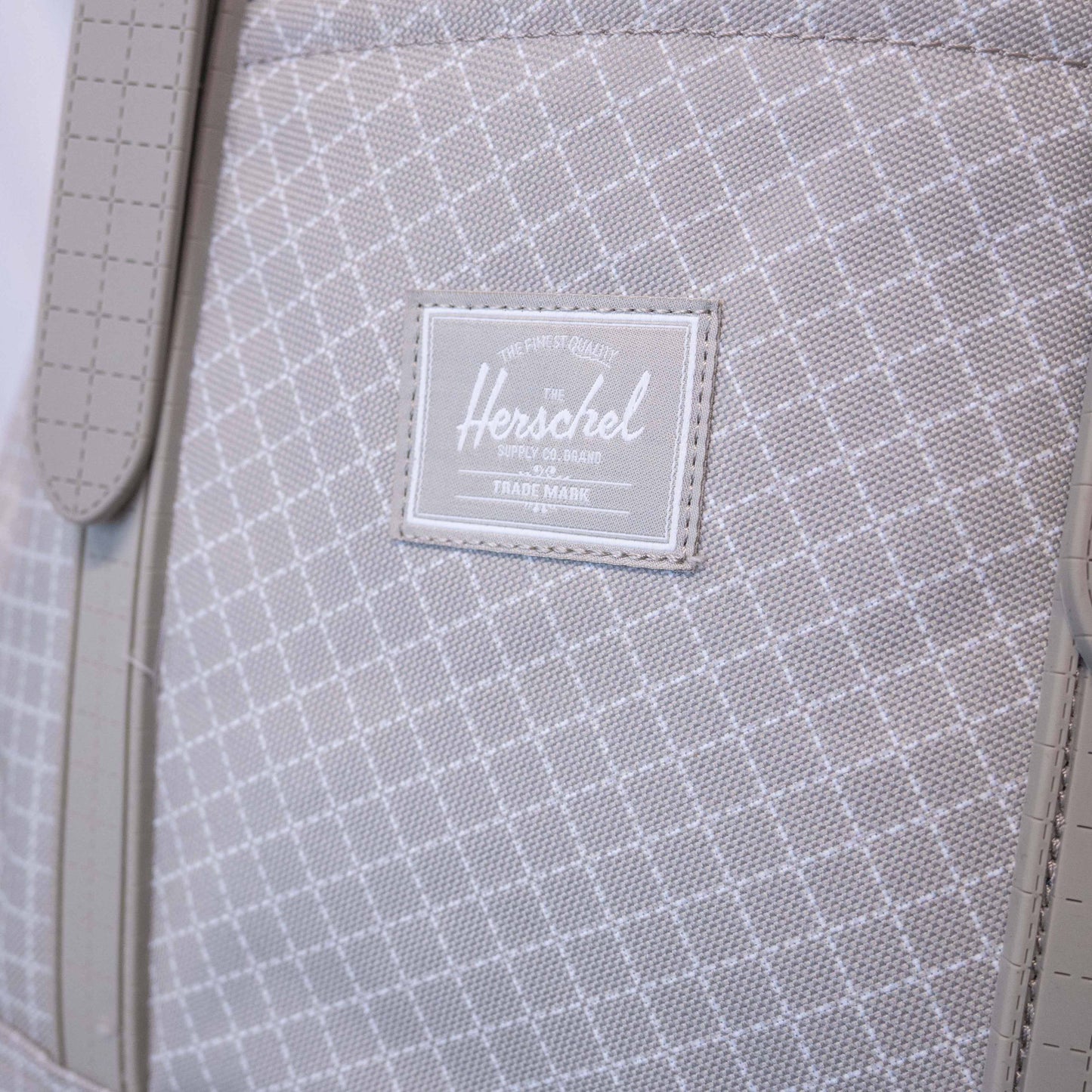 The new version of Herschel Retreat Backpack adds left and right side bags and back cache computer design 20 liters