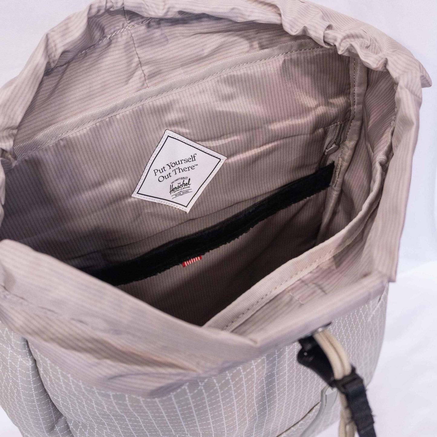 The new version of Herschel Retreat Backpack adds left and right side bags and back cache computer design 20 liters