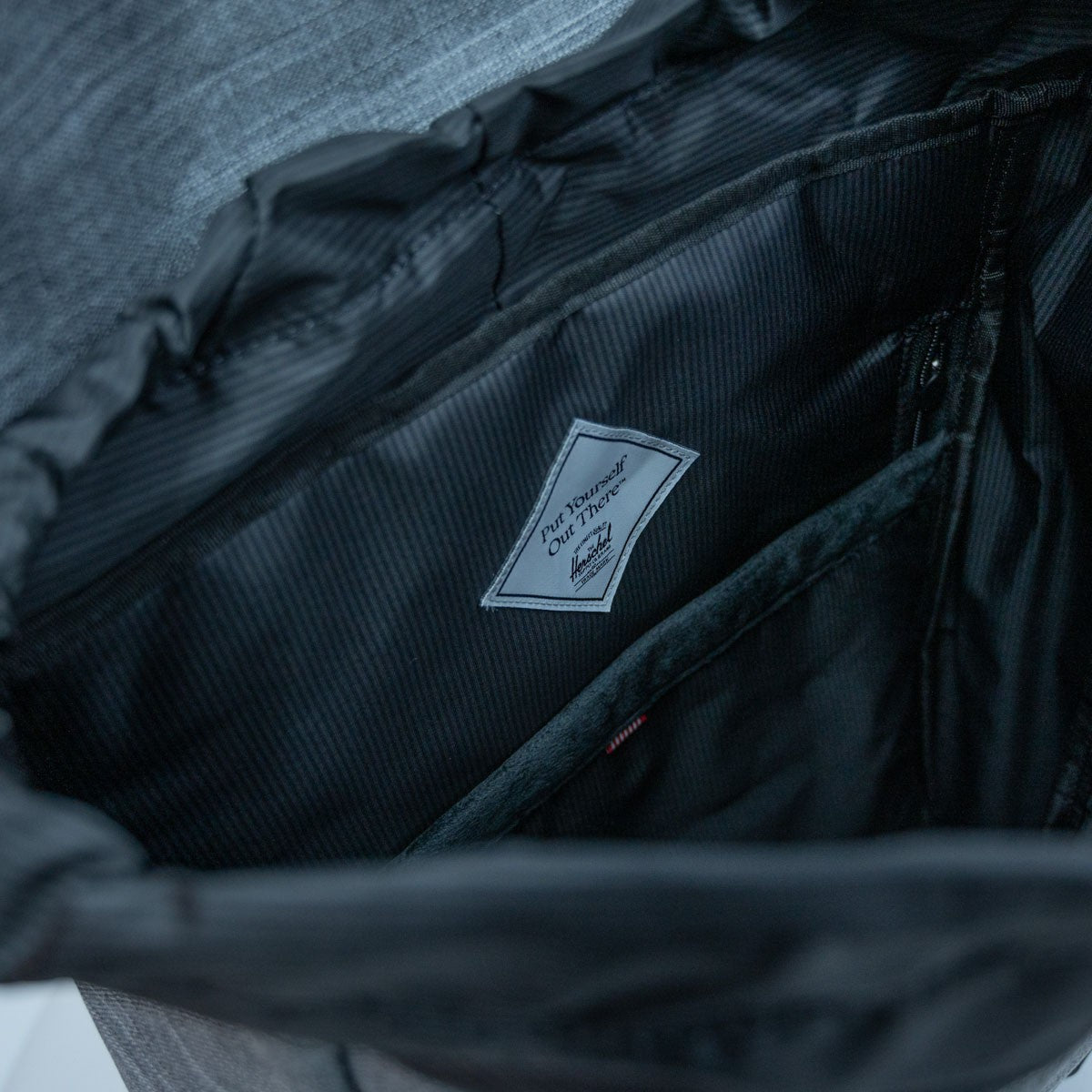 The new version of Herschel Retreat Backpack adds left and right side bags and back cache computer design 20 liters